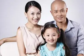 41岁乐嘉现任妻子曝光 女儿甜美似妈妈视频封面