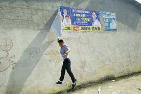 三明网友：城监都“飞檐走壁”了，广告就别到处乱贴啦图片