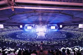 SM更新EXO演唱会相关图片 银色应援海抢眼图片