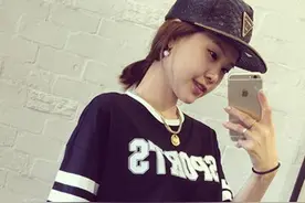 每个女孩子，都不能少的几件运动套装！图片