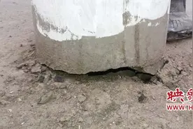 郑州一电线杆底部开裂仍坚持工作 市民称其“杆坚强”图片