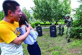 探访青岛武警"蓝军士兵" 脱下警服专扮"恶人"图片