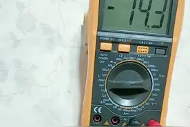 电脑上面的电源适配器怎么判断好坏？万用表简单测量一下输出电压！