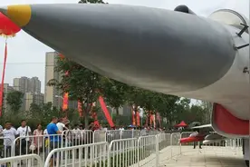 西安：国防兵器展亮相街头，民众顶酷暑排百米长队图片