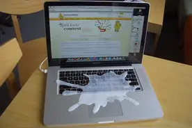 将白乳胶倒在塑料板上，凝固之后可以用来捉弄你的朋友图片