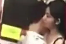 爱情小火苗正旺 男女地铁上又搂又亲！