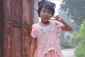 提着尿袋插着尿管生活的九岁女孩 着实可怜图片