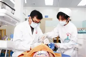 延长门诊时间服务群众图片