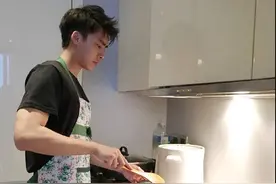 李易峰自拍带广告   称：我不只会做饭还会创作图片