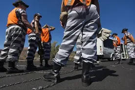 美国女囚犯整日戴着手铐脚镣  在公路上做最重的活图片