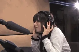 搞笑GIF：日本配音现场，看表情你能想象在演绎什么作品吗？图片