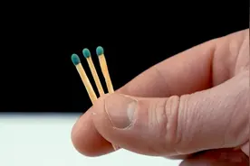 截断火柴头放进水瓶里，挤压瓶子还能控制它们的沉浮方向图片