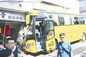 澳门一旅游大巴遇车祸图片