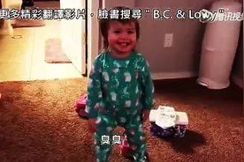 3岁女孩放屁后说“臭臭”，妈妈教她要说“抱歉”，实在太可爱！图片