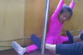 小女孩强忍疼痛横叉到底，就算流泪也要坚持完图片