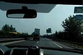 心真大！实拍高速公路上货车叠罗汉，摇摇晃晃险人仰马翻！图片