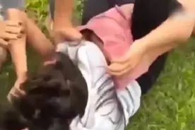 美国校园再现女子格斗！这位女子打架简直不要命了图片