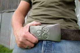 利用斧头制作出来的腰带，不仅很好看，在特殊情况下还能保你安危图片