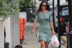 气质不输姐姐！凯特王妃御妹皮帕花点裙气质优雅 牵萌宠出街大秀钻戒图片