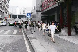 遵义市贵阳路设便民摊点“治堵”见效图片