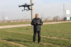 胶州农民购无人机喷农药 一机相当于60劳动力图片