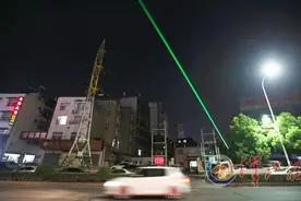 “绿光”在提醒 头顶有高压线图片