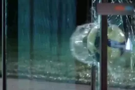 C罗射门的速度和力度有多恐怖，击碎三层玻璃！视频封面