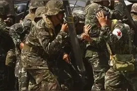 泰国女防暴警挺清秀啊图片