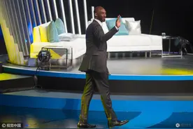 科比现身某节目现场，西装革履，简直帅到没朋友！图片