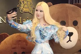 真人芭比风格的网红你们喜欢么，网友：感觉眼睛被XX了图片