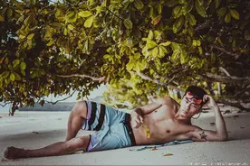 张宁江曝海岛写真  熟男气质荷尔蒙溢屏图片