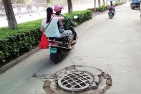 见到赶紧绕着走！贵港市区一些道路井盖已成大路中间的“隐患”图片