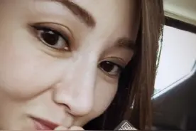 李嘉欣吻儿子脚丫法令纹明显 46岁依旧美得纯粹撞脸惠英红图片