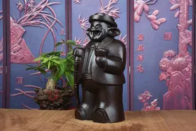 匠心之作：红木实木手工打造文艺卡通招财猪摆件图片