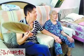 “养女婿”照顾近百岁岳母获赞图片