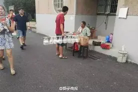 帮室友搬了几趟行李，男生的肺就“炸了”这样的中国好室友，请给我来一打！图片