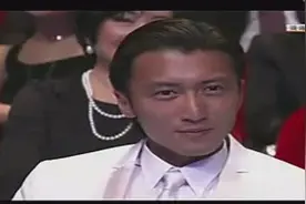 周润发在颁奖礼上大赞谢霆锋：香港电影的未来靠你了！图片