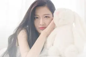 小说：男子出差，却看到空姐老婆的背影，他快步上前却发现认错人图片