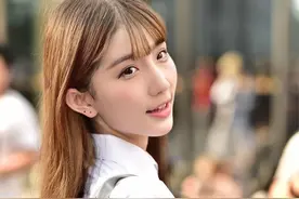 小说：宋文慧无力的坐在地上，有一个卷毛竟然去拉宋文慧的领口图片
