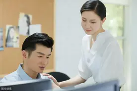 小说：绝美校花跑步受伤，我送她回家，竟发现校花秘密。图片