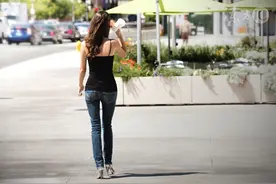 小说：小伙跟人摇骰子，最高三个六，十八点，他竟摇出来一个十九图片