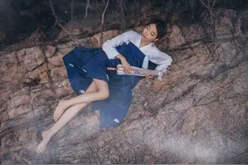 小说：他因修炼出错变成一只狐狸，如今却被少女抱在怀里：好可爱图片