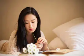 小说：小丫头醉酒，搂着暗恋的教官各种哭诉，竟还摸他夸他身材好图片