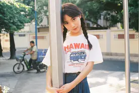 小说：走投无路的穷小子，摆摊给人贴膜，却意外得到一部神奇手机图片