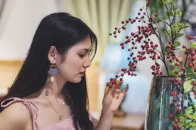 小说：她趴下了身子，双手搂住了他的脖子，两人紧紧贴在一起图片