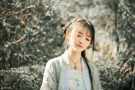 小说：穿越，她被关在野人部落，首领喜欢她，但她没办法吃下生肉图片