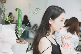 小说：暗恋对象结婚，新娘当面送请柬图片