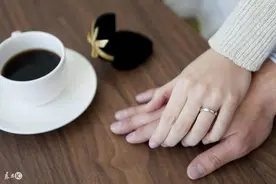 小说：父亲为了家族利益，让她嫁给油腻大叔，她彻底绝望了图片