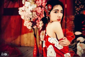 小说：女子一曲琴毕，周围杀机顿起，灰袍面具人出现，她下令抓贼图片