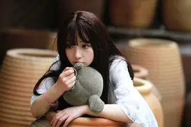 小说：她一把推开男人的胸膛，脸上带着一丝羞恼：你混蛋图片